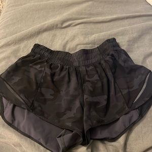 Hotty Hot Lululemon 2.5” shorts, black cameo, size 6 INSIDE CUT OUT!!